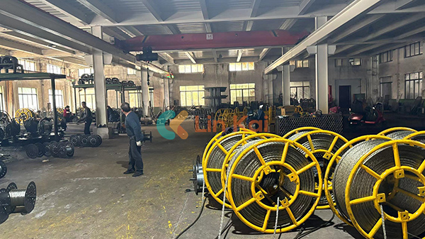 Ningbo Lingkai Electric Power Equipment Co., Ltd. verzendt hoogwaardige staalkabel naar Maleisië voor het bespannen en trekken van geleiders