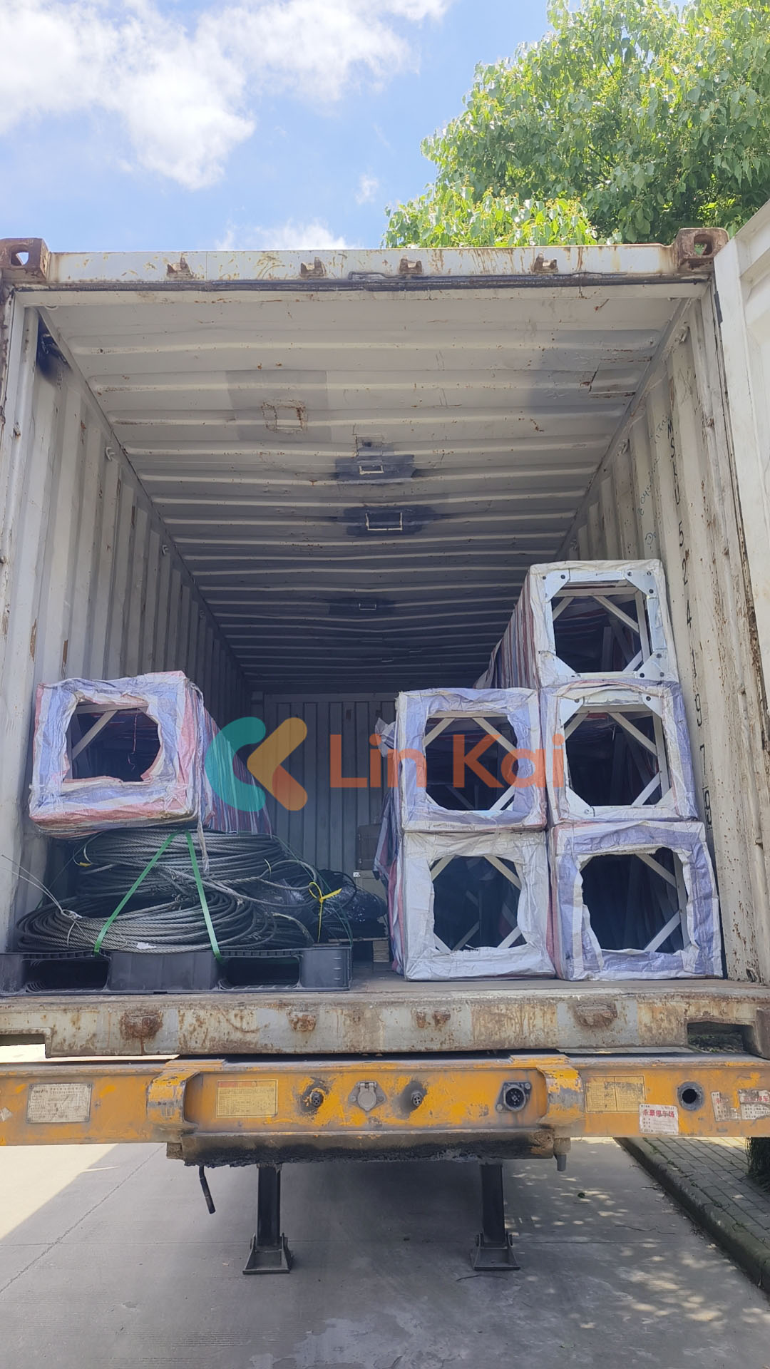 Lingkai Company diversifieert de exportmarkt en verzendt hoogwaardige elektrische apparatuur naar Maleisië